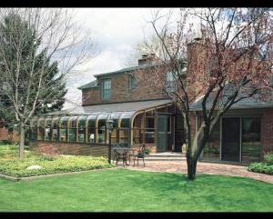A contemporary sunroom addition, seamlessly integrated into a home, built by E&M Remodeling & Construction in Albany, OR